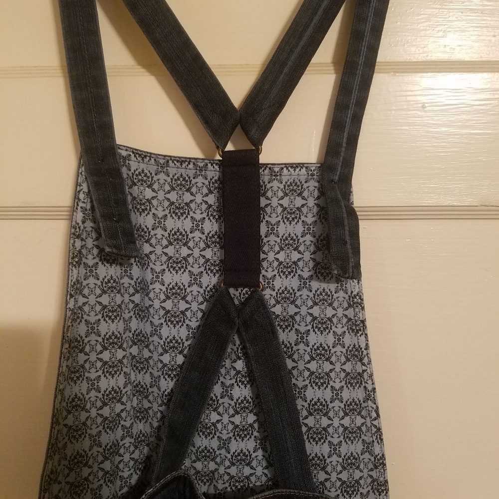 Clothes - Picture 4 of 4